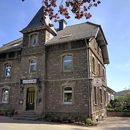 Zur-borke Hotel