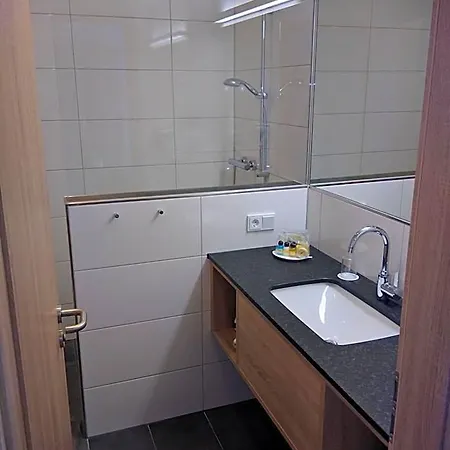 Zur-borke Hotel 3*